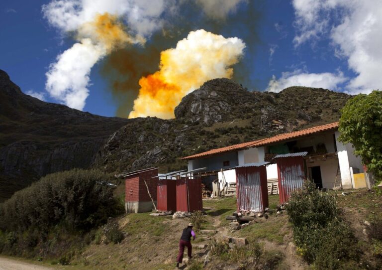 Περού: Ανατινάχθηκαν πυλώνες ηλεκτρικής ενέργειας σε ορυχείο