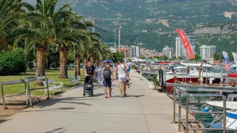 Μαυροβούνιο: 200 ευρώ πρόστιμο για όσους περπατούν με ρούχα παραλίας στους δρόμους της Μπούντβα