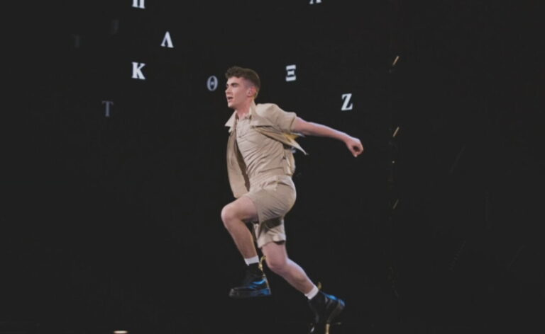 Eurovision 2023 – “What They Say”: Ο Βίκτωρ Βερνίκος κέρδισε τις εντυπώσεις στην πρώτη πρόβα επί σκηνής (video)