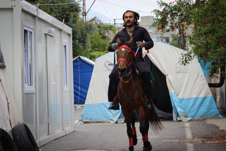 Τουρκικές εκλογές: Με αναπηρικά καροτσάκια, με άλογα, με ένα χτύπο – Ψήφος με κάθε τρόπο και μέσο (Φωτογραφίες)