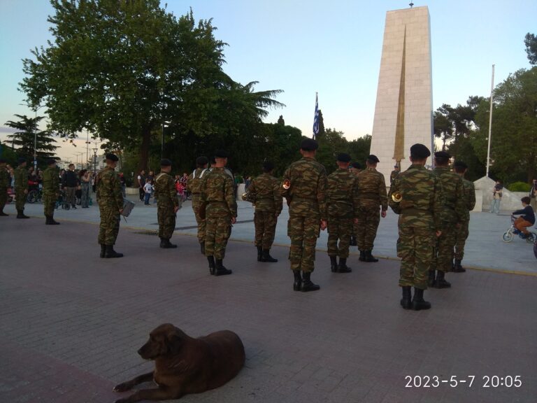 Κομοτηνή: Η ώρα της υποστολής της σημαίας συγκινεί και έλκει