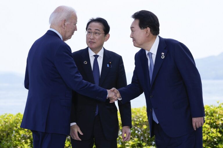 Ιαπωνία: Για τριμερή στην Ουάσιγκτον προσκαλεί ο Τζ. Μπάιντεν τον Φ. Κισίντα και τον Νοτιοκορεάτη Πρόεδρο Σουκ Γέολ