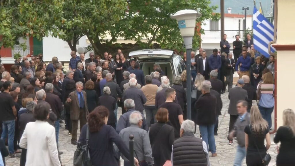 Βουβός θρήνος στην κηδεία και ονοματοδοσία του βρέφους στην Άρτα – Μπομπονιέρες μαζί με στεφάνια στο τελευταίο «αντίο»