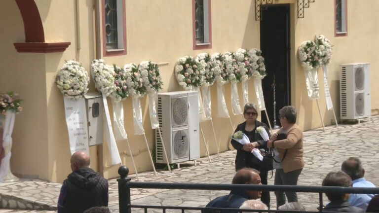 Βουβός θρήνος στην κηδεία και ονοματοδοσία του βρέφους στην Άρτα – Μπομπονιέρες μαζί με στεφάνια στο τελευταίο «αντίο»