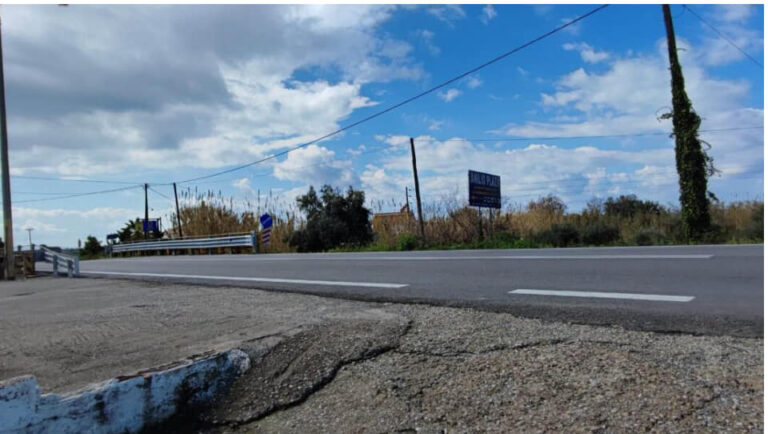 Πρόβλημα με μεταλλικές μπάρες σε διασταύρωση Εθνικής Οδού