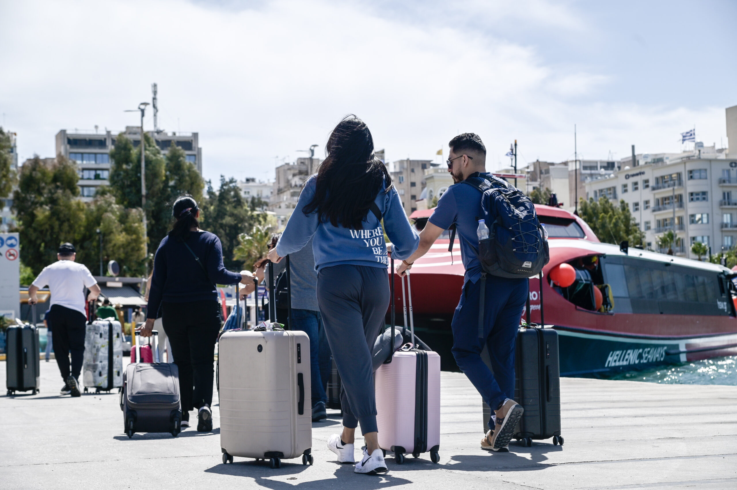 Σε εξέλιξη η έξοδος των ετεροδημοτών – Αυξημένη κίνηση στο λιμάνι του Πειραιά και στα ΚΤΕΛ