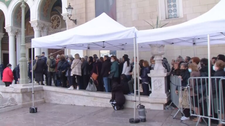 Μέχρι την Δευτέρα η εικόνα της Παναγίας «Άξιον Εστί» στη Μητρόπολη – Συρρέουν οι πιστοί