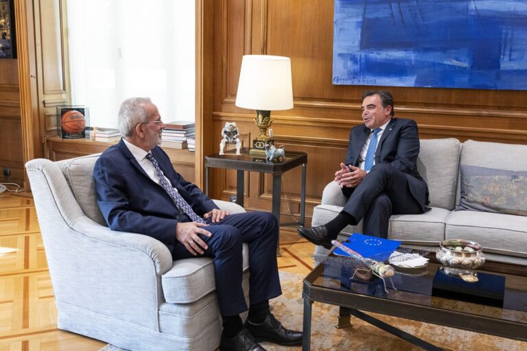 Συνάντηση του πρωθυπουργού Ιωάννη Σαρμά με τον Μαργαρίτη Σχοινά