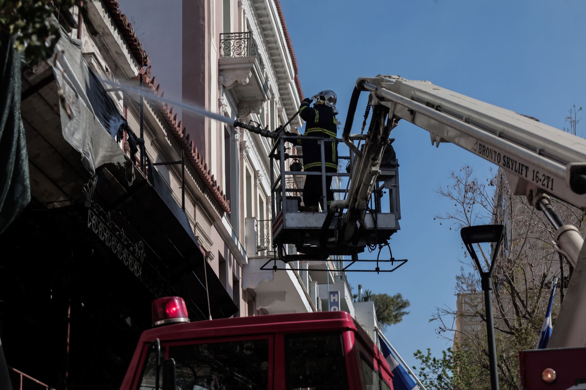 Υπό έλεγχο η φωτιά σε διαμέρισμα στην Καλλιθέα – Αποκαταστάθηκε η κυκλοφορία στην Θησέως