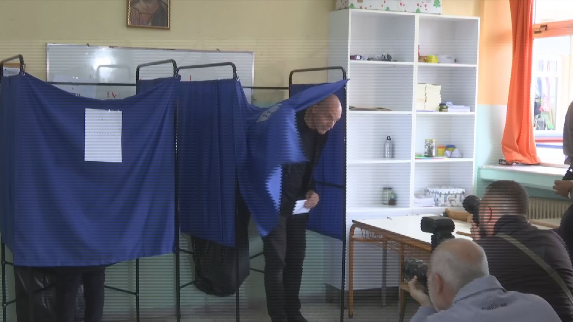 Πέραμα: Ψήφισε ο Γιάνης Βαρουφάκης – «Δεν υπάρχουν αδιέξοδα ιδίως στην πολιτική»
