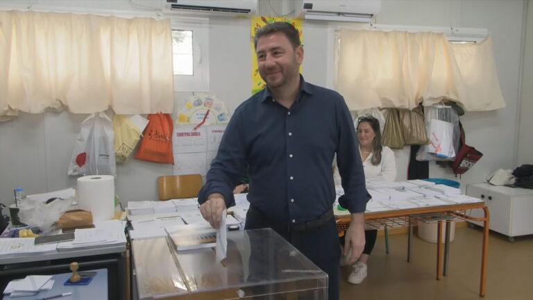 Στο Αρκαλοχώρι Κρήτης ψήφισε ο Νίκος Ανδρουλάκης – «Ελληνικέ λαέ είμαστε εδώ για να σου προσφέρουμε όλα όσα σου αξίζουν»