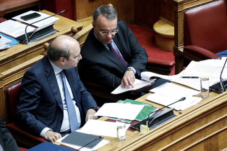 Χρ. Σταϊκούρας – Κ. Χατζηδάκης: Αποτέλεσμα της οικονομικής πολιτικής της κυβέρνησης η μείωση της φτώχειας