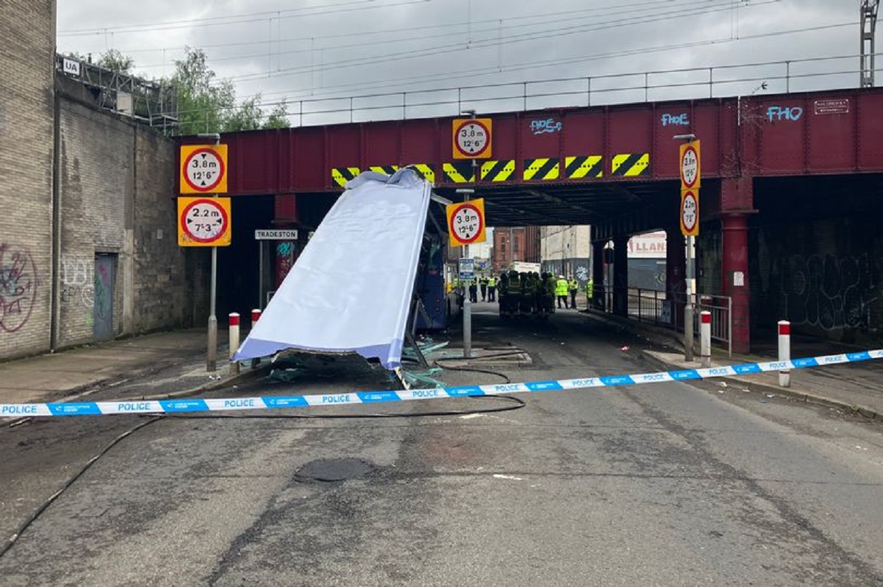 Σκωτία: Διώροφο λεωφορείο χτύπησε σε υπερυψωμένη διάβαση στη Γλασκώβη – Δέκα άτομα μεταφέρθηκαν σε νοσοκομεία