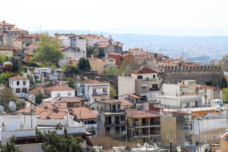 Δήμος Νεάπολης-Συκεών: Υπεγράφη το πρώτο συμβόλαιο στέγασης οικογένειας μέσω του προγράμματος «Κάλυψη»