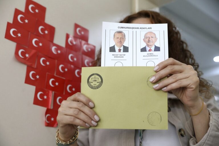 Οι Τούρκοι ψηφίζουν για Πρόεδρο στον δεύτερο γύρο των εκλογών – Νίκη Ερντογάν προβλέπουν οι αναλυτές