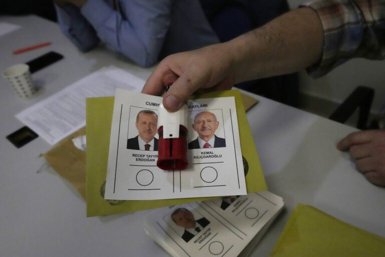 «Η ψηφοφορία θα ολοκληρωθεί γρήγορα», λέει ο Ερντογάν – Ο Κιλιτσντάρογλου καλεί τους Τούρκους «να ψηφίσουν για να απαλλαγούν από ένα αυταρχικό καθεστώς»