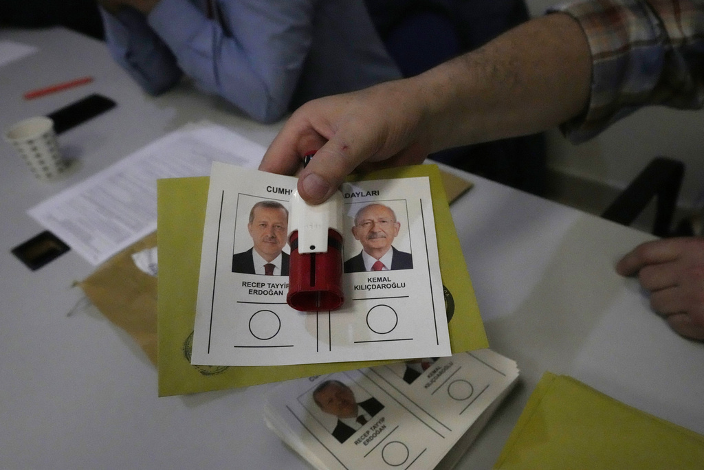 Τουρκία: Οι ψηφοφόροι επιλέγουν αν θα παραταθεί η παντοδυναμία Ερντογάν – Στις 17:00 κλείνουν οι κάλπες