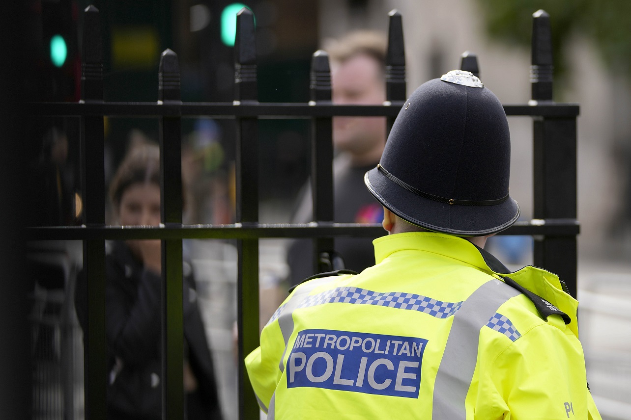 Λονδίνο: Αστυνομικός αποτάχθηκε για προσποίηση σε υπηρεσία προκειμένου να εξασφαλίσει «ελευθέρας» σε φεστιβάλ