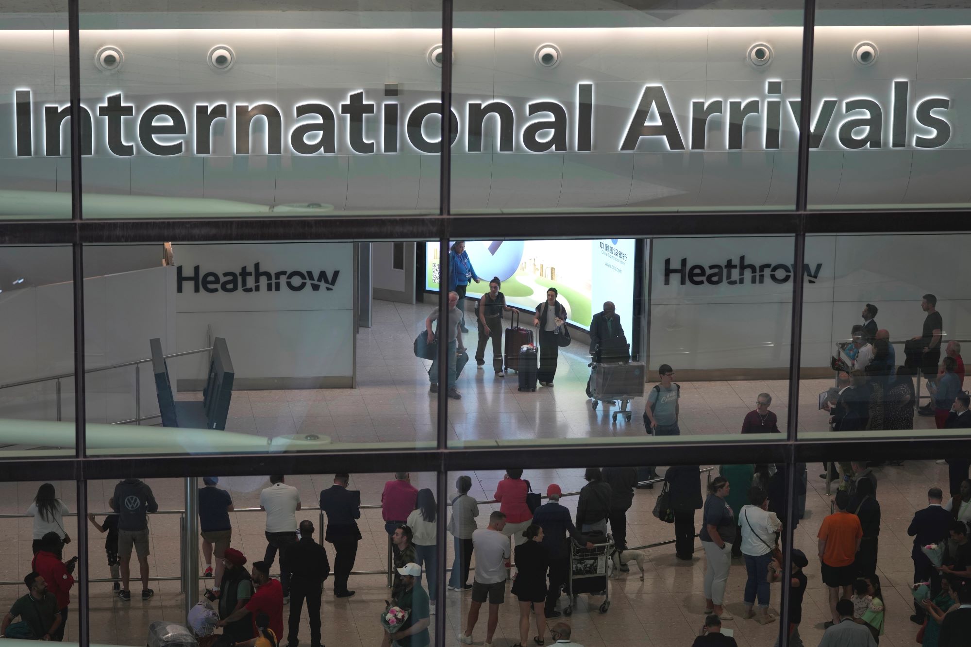 Χάος στα μεγάλα βρετανικά αεροδρόμια: Τεχνικό σφάλμα επηρεάζει το σύστημα e-gate – Ουρές και προβλήματα