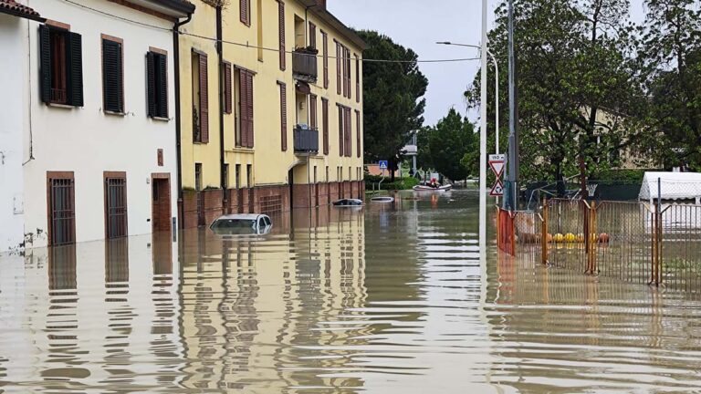 Ιταλία: 8 νεκροί και 13.000 εκτοπισμένοι από τις καταστροφικές πλημμύρες
