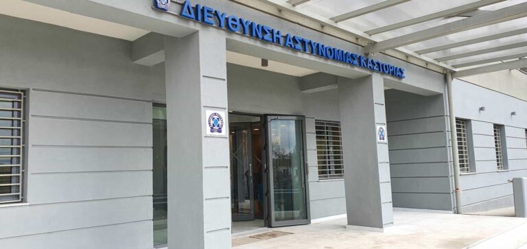 Αστυνομικοί της Καστοριάς συνέλαβαν 25χρονο με 77 κιλά κάνναβης στους Ευζώνους (video)