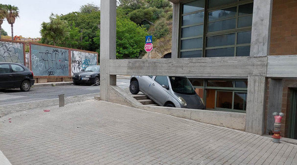 Ηράκλειο: Απίστευτο – Αυτοκίνητο εισέβαλε στο Πολιτιστικό Κέντρο από …τις σκάλες