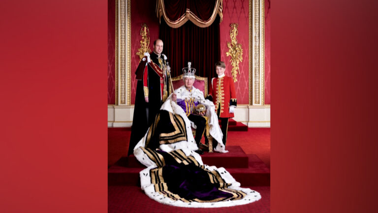 Ο βασιλιάς Κάρολος, ο πρίγκιπας Ουίλιαμ και ο πρίγκιπας Γεώργιος ποζάρουν για τη φωτογραφία της στέψης
