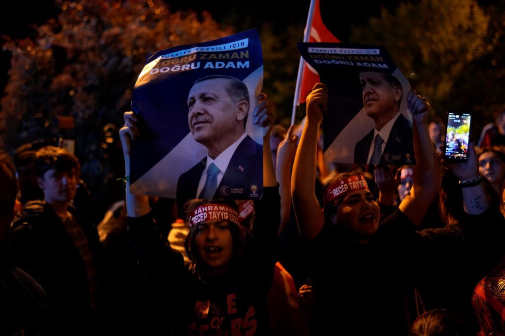 Εκλογές στην Τουρκία: Σε θέση ισχύος ο Ερντογάν στο β’ γύρο –  Γκρίνια στην αντιπολίτευση των «6»