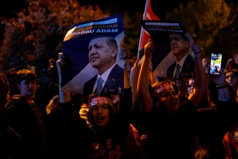 Εκλογές στην Τουρκία: Σε θέση ισχύος ο Ερντογάν στο β’ γύρο –  Γκρίνια στην αντιπολίτευση των «6»