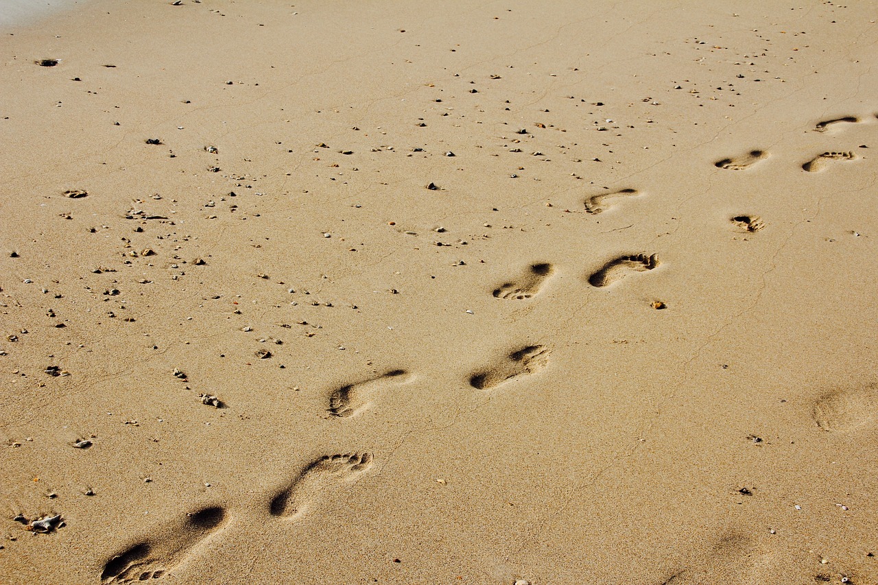 footprints-g02c320d9a_1280