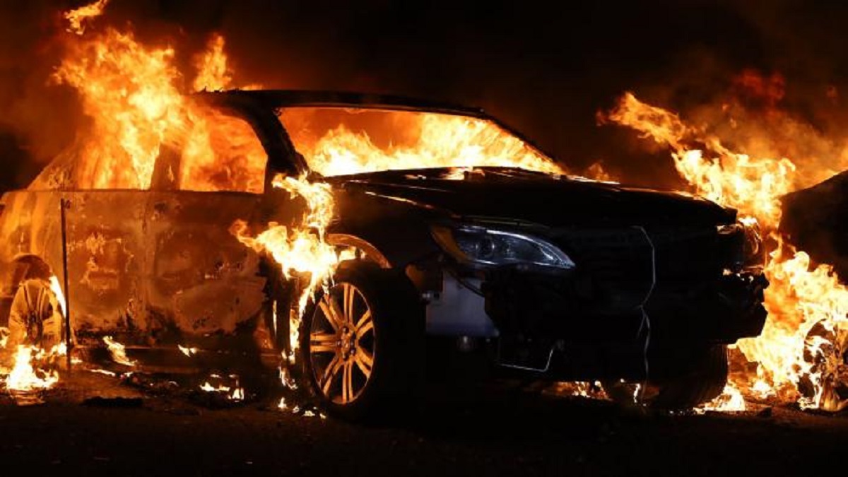 Ηράκλειο: Ενδείξεις για εμπρησμό αυτοκινήτου στις Αρχάνες – Παρανάλωμα του πυρός τρία ακόμα αυτοκίνητα στον Άγιο Νικόλαο