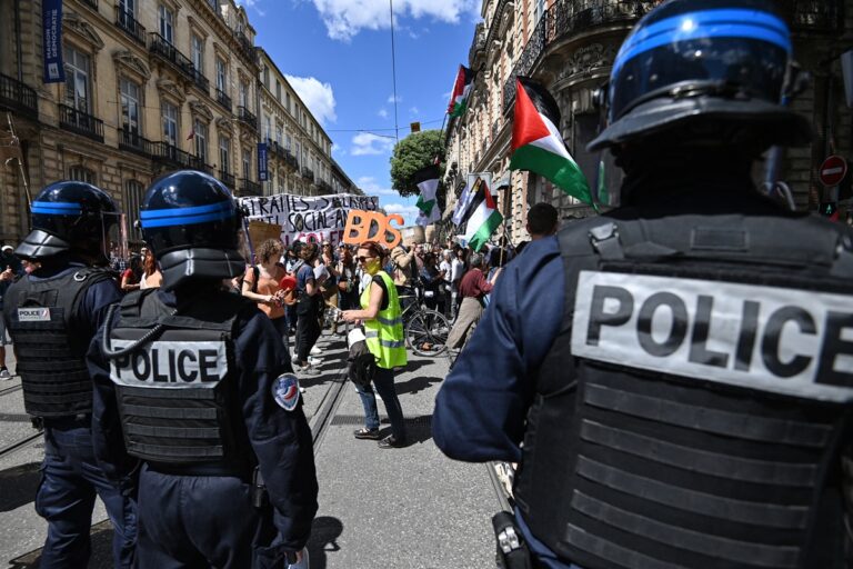 Παρίσι: Ακτιβιστές έριξαν μπογιές στη πλατεία Βαντόμ και στη Louis Vuitton – Στους δρόμους παραμένουν οι Γάλλοι για το ασφαλιστικό