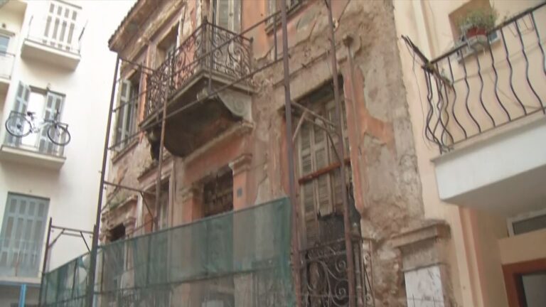 Έσβησε η πυρκαγιά σε εγκαταλελειμμένο κτίριο στο κέντρο της Αθήνας