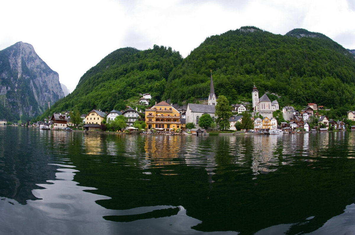 Αυστρία: Το παραμυθένιο χωριό Χάλστατ ύψωσε έναν φράχτη για να εμποδίζει τους τουρίστες