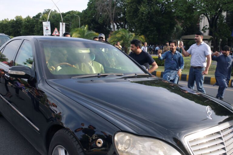 Πακιστάν: Δικαστήριο έδωσε εντολή να αφεθεί ελεύθερος με εγγύηση ο Ίμραν Χαν – «Με απήγαγαν» λέει ο ίδιος
