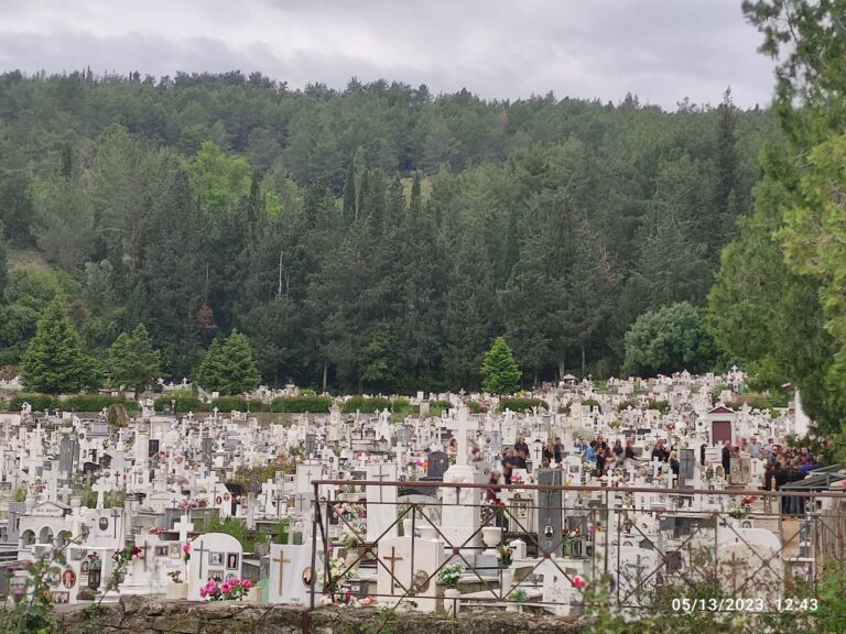 Βουβός θρήνος στην κηδεία και ονοματοδοσία του βρέφους στην Άρτα – Μπομπονιέρες μαζί με στεφάνια στο τελευταίο «αντίο»