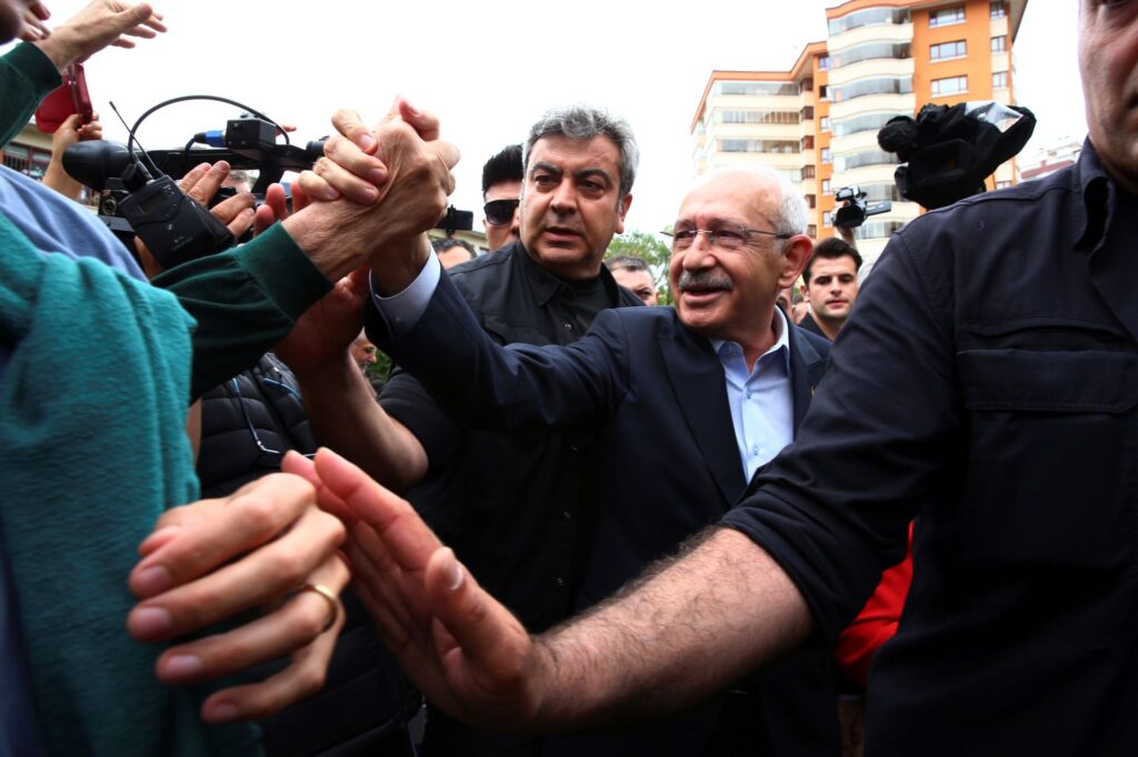 Τουρκία: Στις 17:00 κλείνουν οι κάλπες – Αδιαφιλονίκητο φαβορί ο Ερντογάν – «Παλεύει» ο Κιλιντσντάρογλου