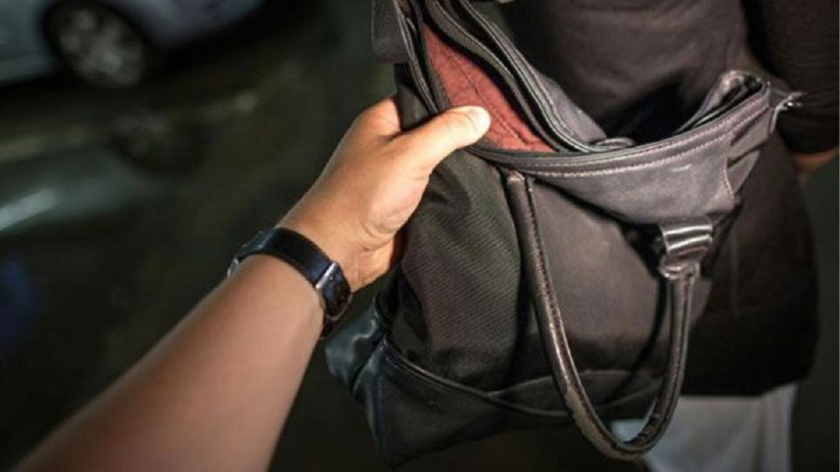 Ηράκλειο: Της άρπαξαν την τσάντα μέσα από το αυτοκίνητο με τη μέθοδο της απασχόλησης