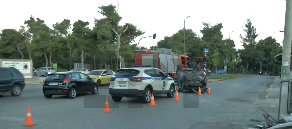 Άνοιξη Αττικής: Αυτοκίνητο αναποδογύρισε στη Λ. Μαραθώνος – Βίντεο ντοκουμέντο από τη στιγμή του τροχαίου