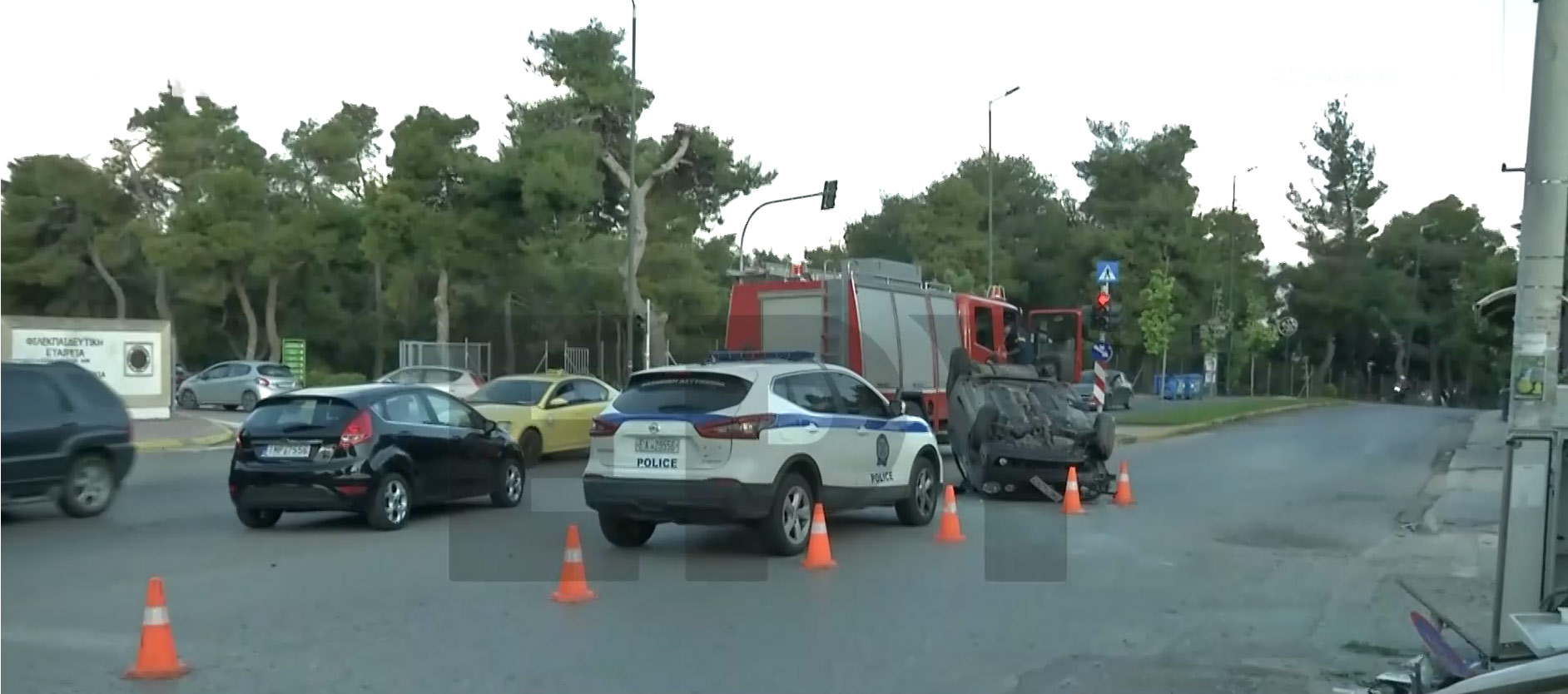 Άνοιξη Αττικής: Αυτοκίνητο αναποδογύρισε στη Λ. Μαραθώνος – Στο νοσοκομείο ο οδηγός