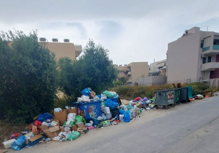 Ηράκλειο: “Παρενέργειες” από την αποχώρηση των συμβασιούχων της καθαριότητας – Ξεχειλίζουν οι κάδοι από σκουπίδια σε γειτονιές του Ηρακλείου