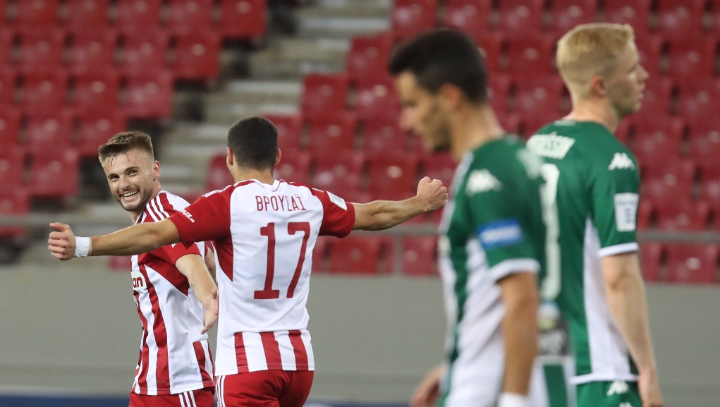 Αγκαλιά με το πρωτάθλημα η ΑΕΚ που πέρασε 2-1 από το Βικελίδης – Ο Ολυμπιακός έσβησε με 1-0 τις ελπίδες του Παναθηναϊκού