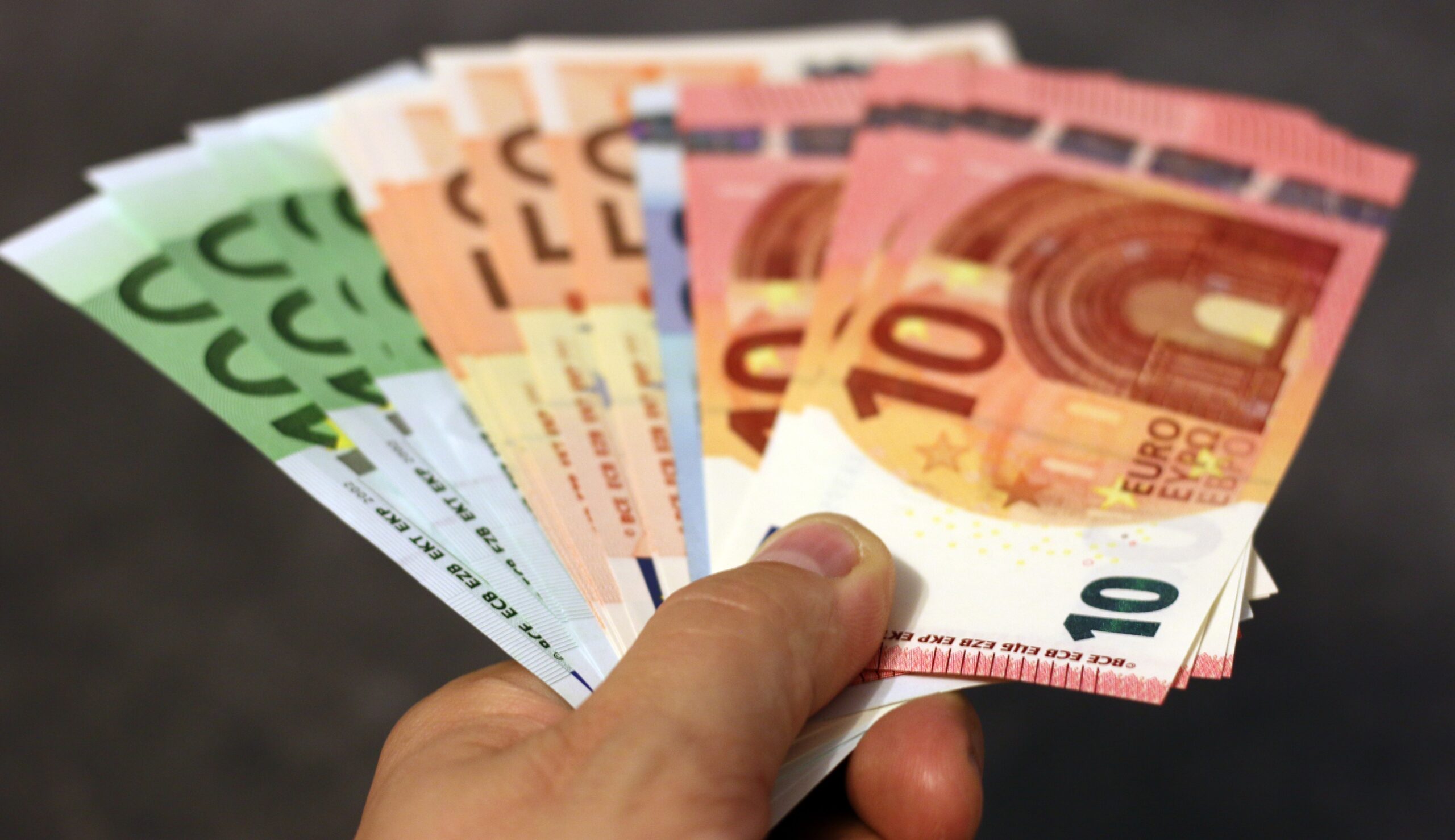 Ένθετο Οικονομία: Παραμένει ισχυρό το ευρώ στις διεθνείς συναλλαγές