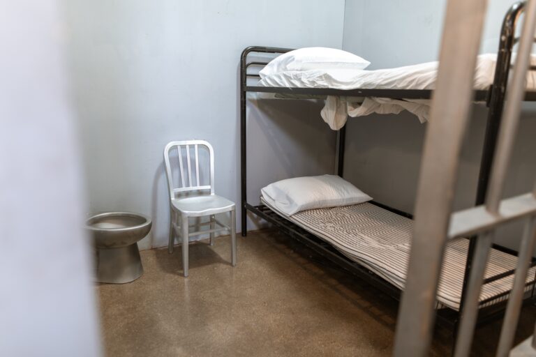 «Το βράδυ δεν μπορώ να κοιμηθώ, έχω εφιάλτες»: 17χρονος περιγράφει στην ΕΡΤ τα βασανιστήρια  που βίωσε σε φυλακή του Βόλου