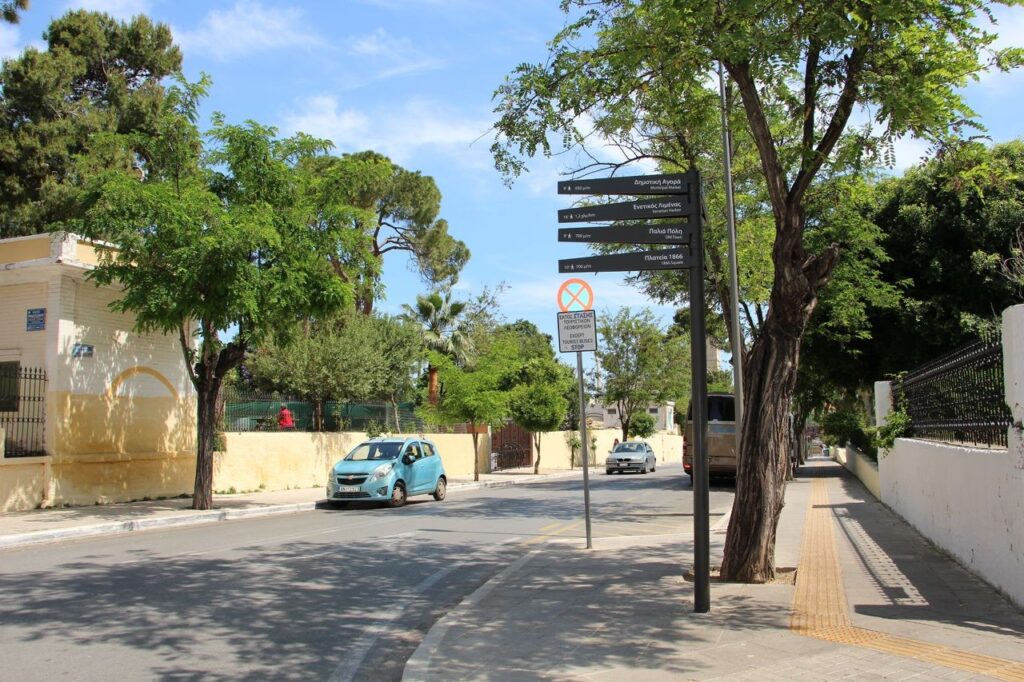 Νέες, καλαίσθητες κατευθυντικές πινακίδες τοποθέτησε ο Δήμος Χανίων σε κεντρικά σημεία της πόλης