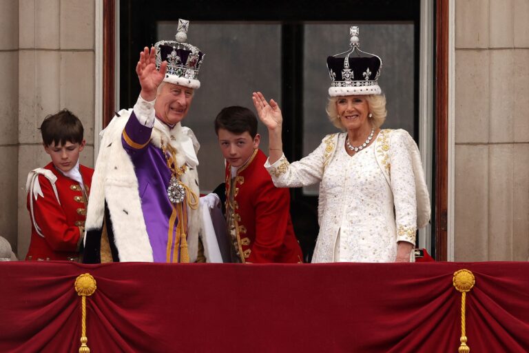 Ο βασιλιάς Κάρολος Γ’ είναι ο νέος μονάρχης – Έπεσε η αυλαία της τελετής στέψης