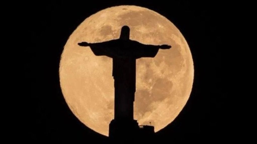 Σκοτείνιασε στο Ρίο το άγαλμα του Χριστού για αλληλεγγύη στον Βινίσιους