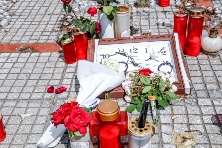 Συγκέντρωση συγγενών των θυμάτων του τραγικού δυστυχήματος των Τεμπών στην Λάρισα (video)