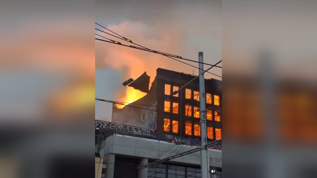 Τεράστια πυρκαγιά σε 7οροφο κτήριο στο Σίδνεϊ που άρχισε να καταρρέει – Επεκτείνεται σε κοντινά διαμερίσματα