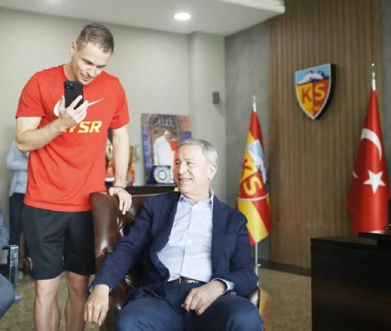 Τηλεφώνημα – έκπληξη του Χουλουσί Ακάρ σε Νίκο Παναγιωτόπουλο από τουρκικό γήπεδο